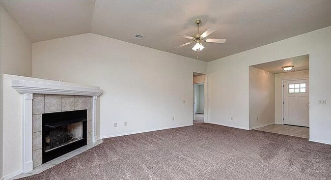 Building Photo - Beautiful 3 Bedroom, 2 Bathroom Home in Ce...