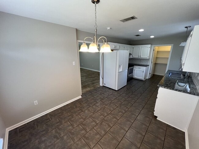 Building Photo - Charming 4-Bedroom Home with Large Backyar...
