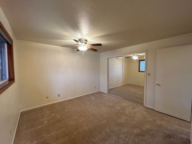 Building Photo - 3 Bedroom / 2 Bathroom in Bend's Orchard D...