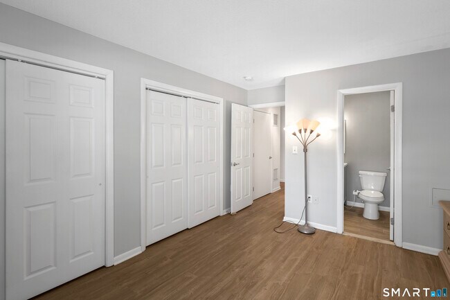 Building Photo - 107 Country Club Ct