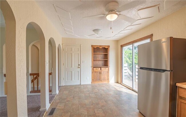 Building Photo - 40 Glenview Dr