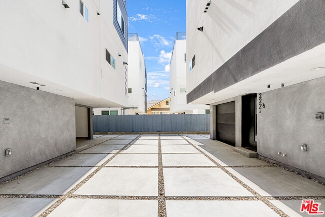 Building Photo - 220 N Coronado St