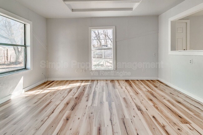 Building Photo - 620 W Acres St