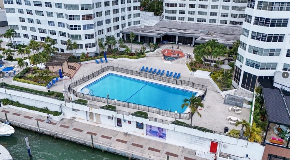 Building Photo - 905 Brickell Bay Dr