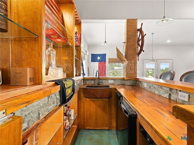 Building Photo - 321 Village View Dr