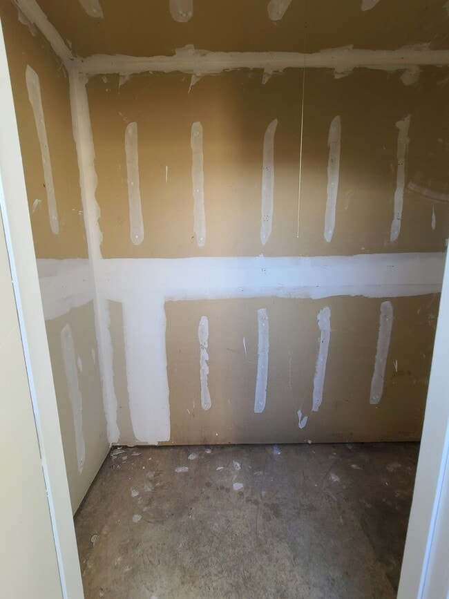 Building Photo - Large One Bedroom