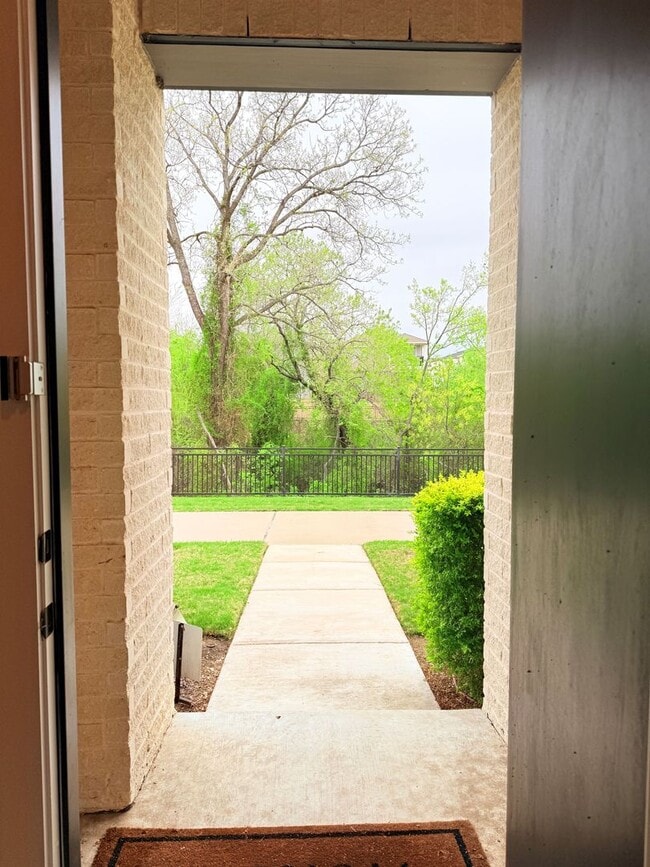 Building Photo - AVAILABLE NOW -Stunning 3-Bedroom Townhome Overlooking Greenbelt in Plano ISD 600 Collier Drive