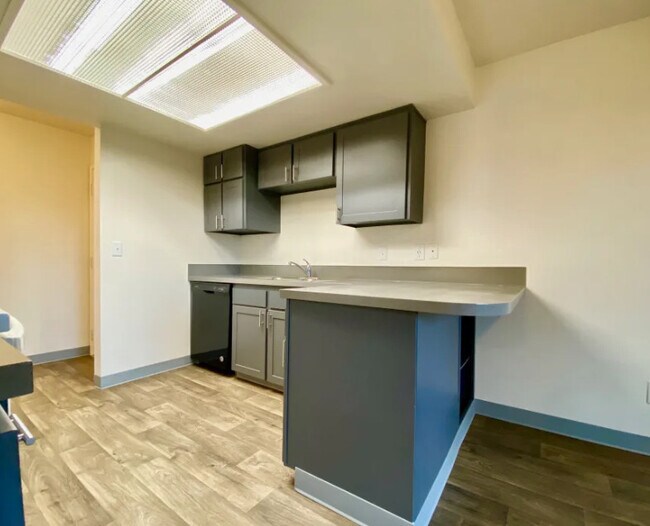 Building Photo - Wellington Estates