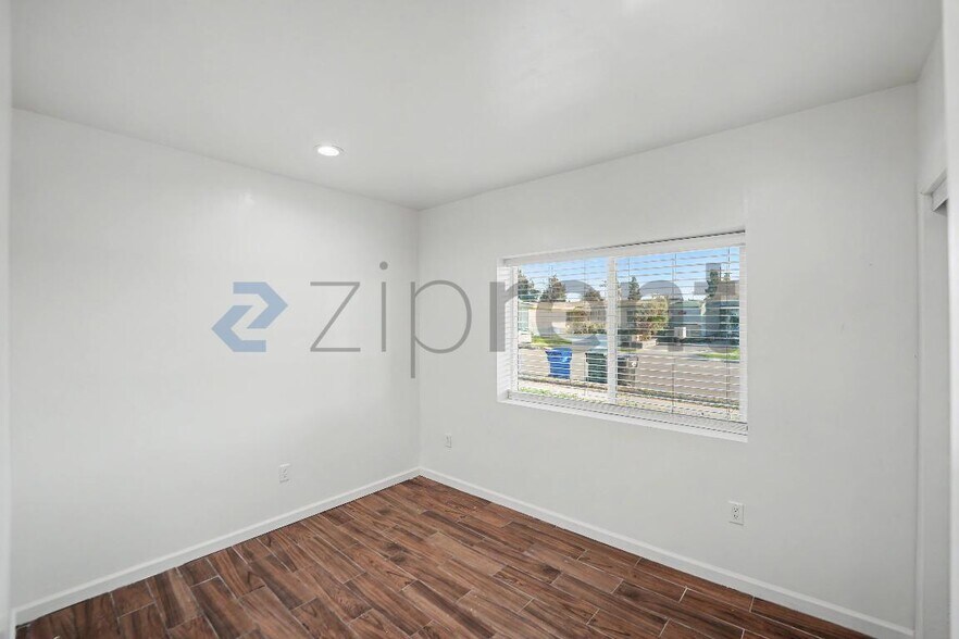 Building Photo - Unit A