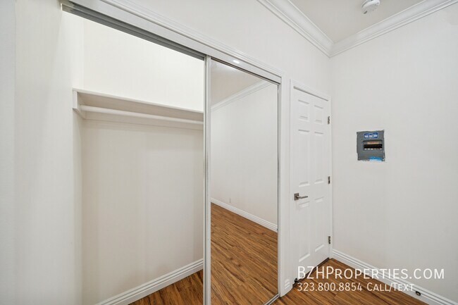 Building Photo - 6680 De Longpre Ave