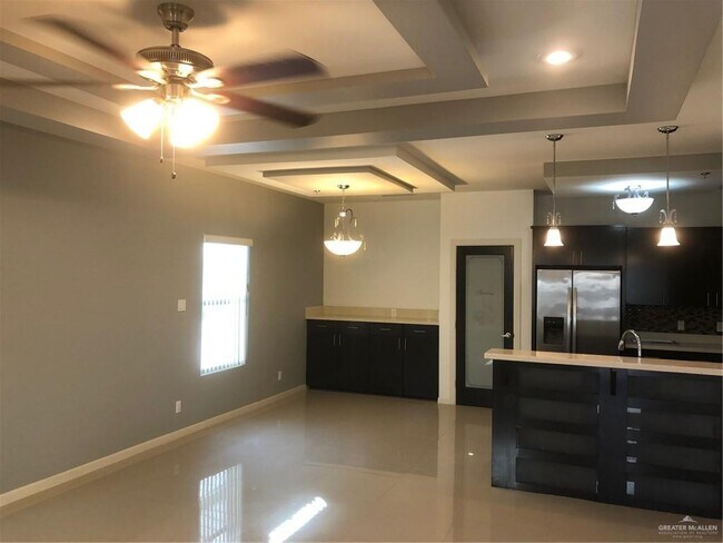 Building Photo - 1304 E Daffodil Ave