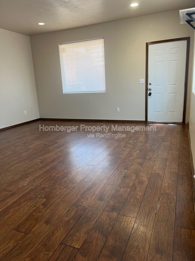 Building Photo - 803 W Knox Ave