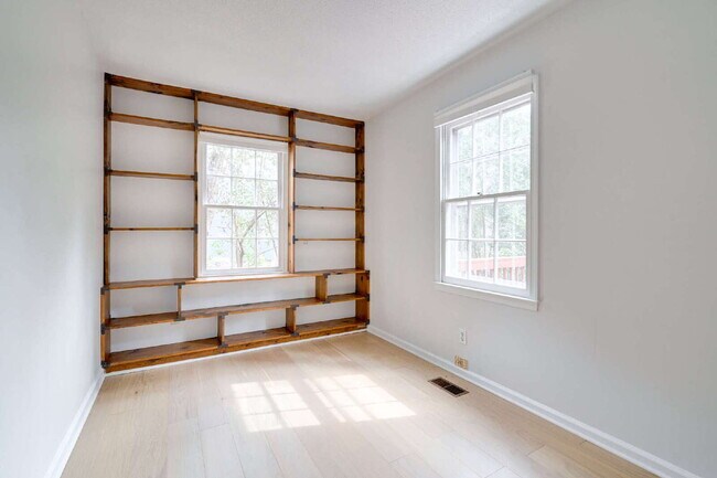 Building Photo - Chapel Hill Retreat: Spacious 4-Bedroom with Fenced-in Backyard