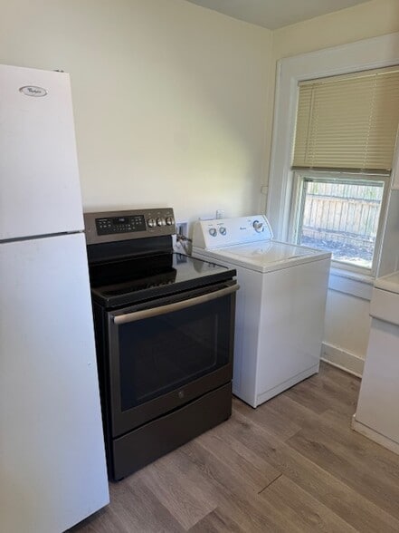 Building Photo - 826 7th St S