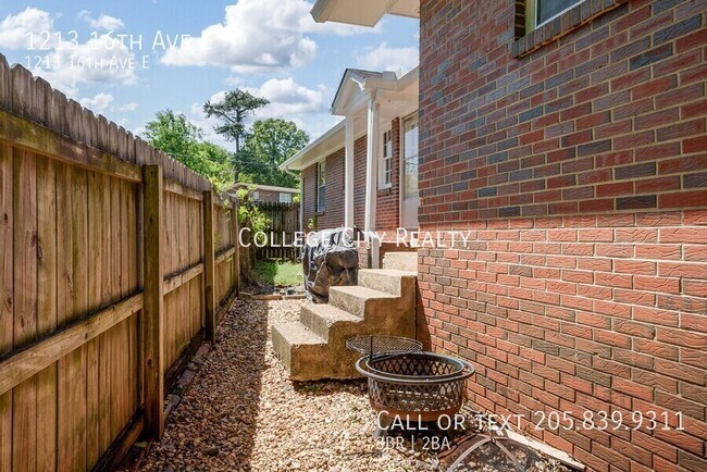 Building Photo - 1213 16th Ave E