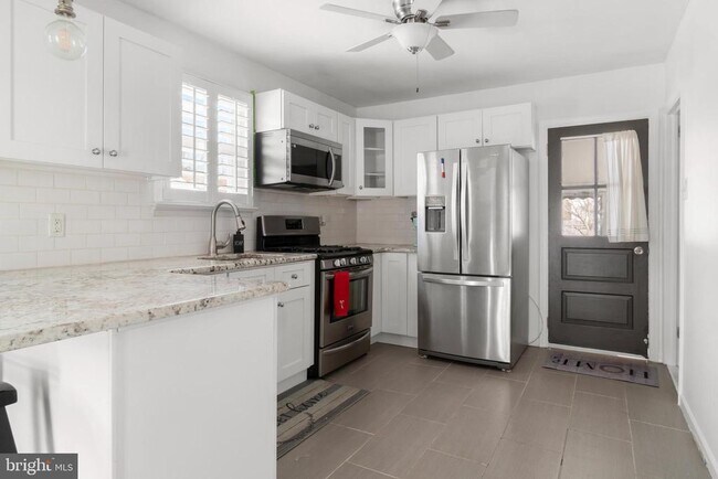 Building Photo - 8 Adams Ave