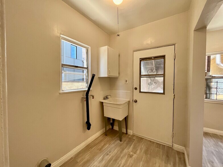 Easy access to garage and back yard - 1807 S Redondo Blvd