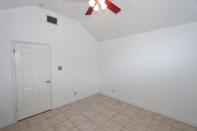 Building Photo - 609 St James Ct