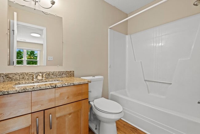 Building Photo - Lovely 2 Bedroom End Unit Townhome in NE R...