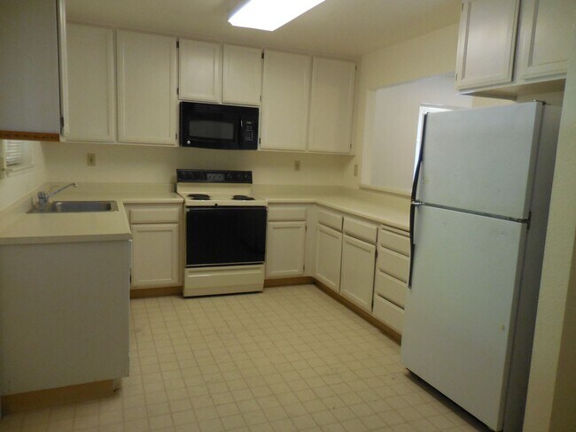 Building Photo - Spacious 2-Bedroom, 2-Bath Single-Story Du...
