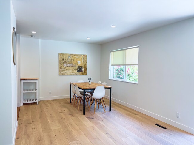 Building Photo - 21 Hillview Ct