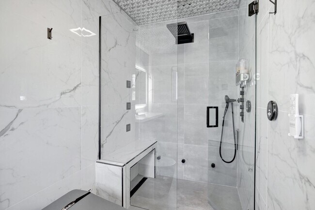 Building Photo - 2260 NE 62nd St