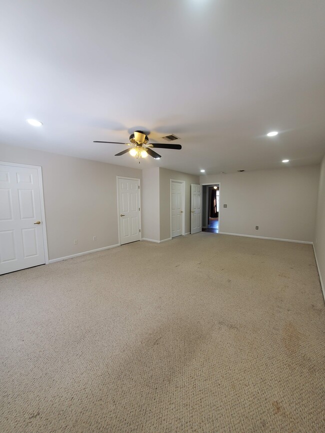 Building Photo - 20 Druid Ln