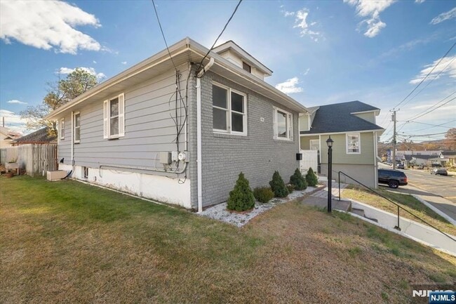 Building Photo - 79 Lincoln Ave