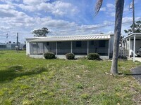 Building Photo - Charming 1 Bedroom