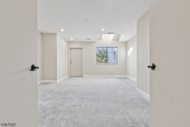 Building Photo - 5 Millay Ct