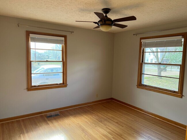 Building Photo - 2411 Chapman Dr
