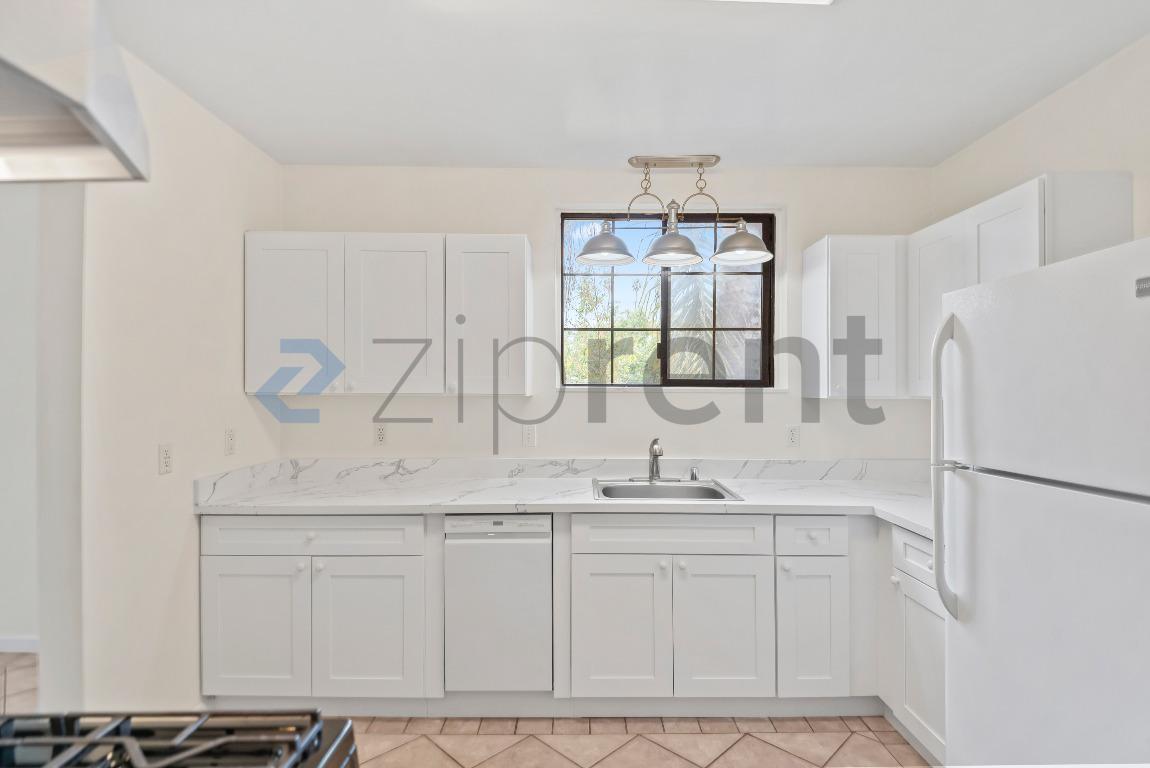 Building Photo - 728 E 24th St