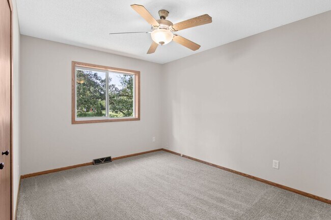 Building Photo - Rent in Andover 4 bd 3 ba 5 garage stalls, 1 AC avail NOW: $2,895/mo plus utilities.