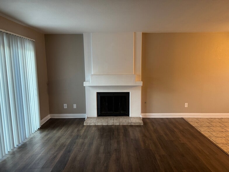 Building Photo - 15840 Rainbow Dr
