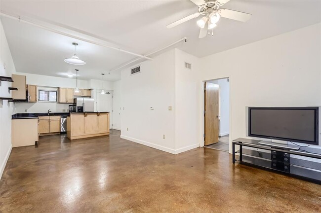 Building Photo - 711 W 26th St