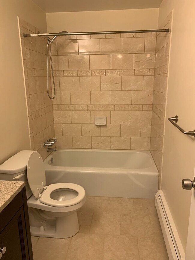 Building Photo - Large 2 Bedroom 1 Bath Apartment