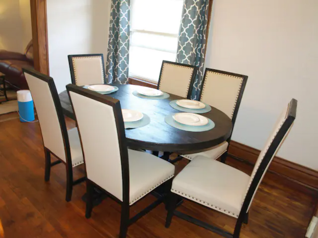 Dining room - 711 N Chestnut St