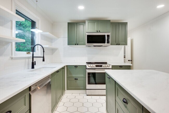 Building Photo - Amazing 3BE/2BA home in the West Meade & Hillwood Estates area!