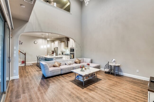 Building Photo - 630 Bridge St