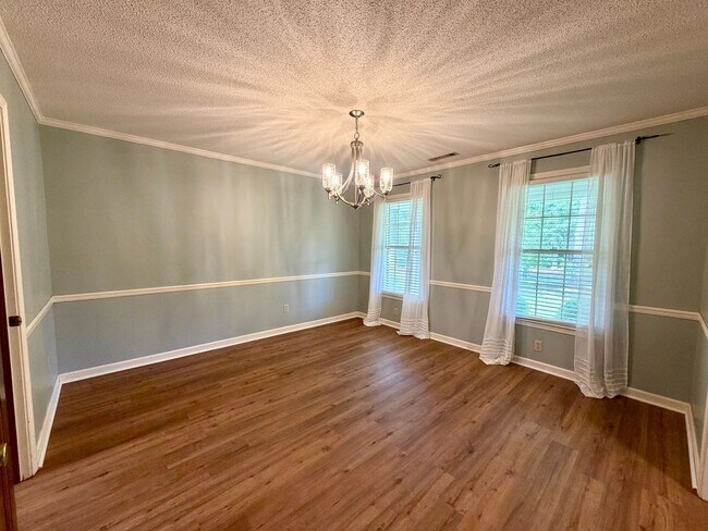 Building Photo - Fabulous Home Near Alice Drive!