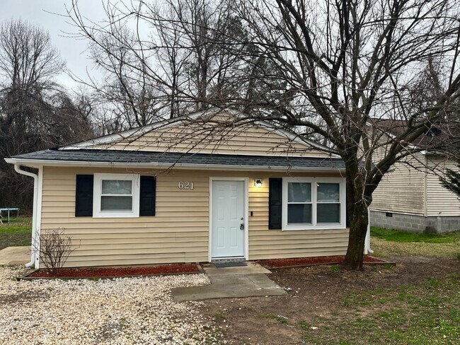 Primary Photo - 621 Reservoir St