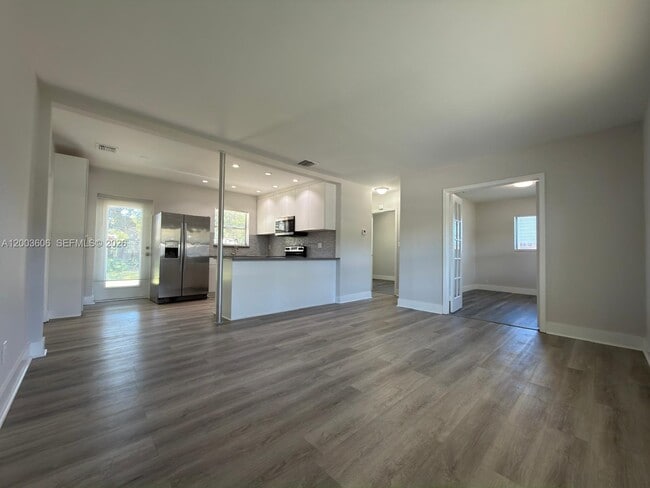 Building Photo - 1325 NW 11th Ct