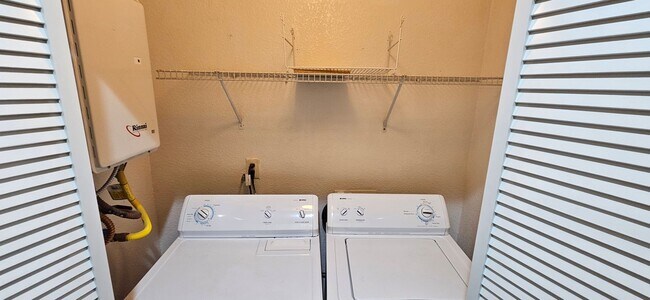 Building Photo - G Street 6 Plex