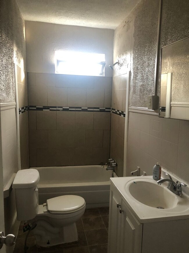 Building Photo - 2 Bedroom 1 Bath with Den Townhouse in Baltimore City