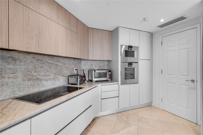 Building Photo - 1643 Brickell Ave