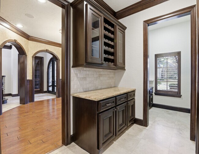 Building Photo - 30 N Palmiera Cir