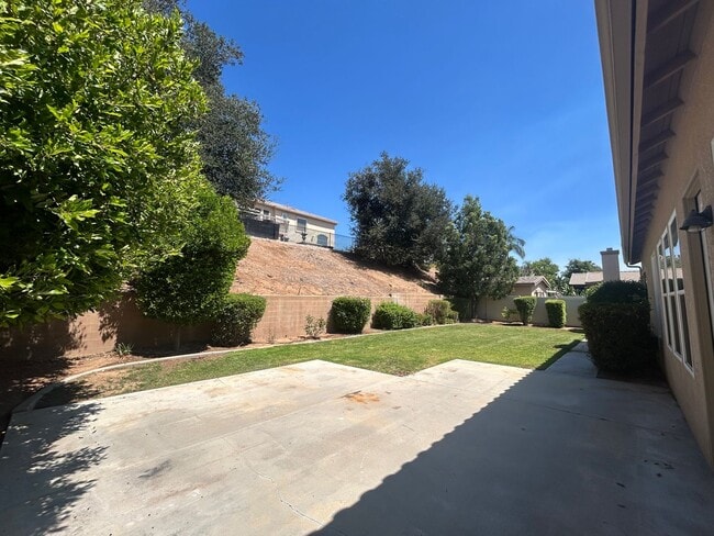 Building Photo - Beautiful 4 Bedroom Family Home