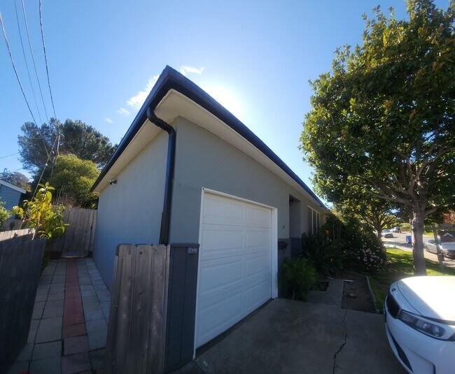 Building Photo - Well maintained 5 bedroom 2 bath with garage