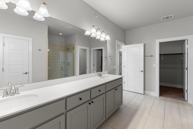 Building Photo - 13800 Lyndhurst St