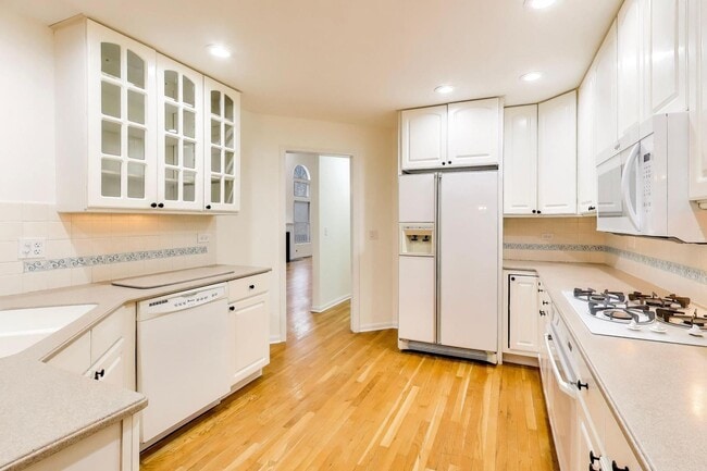 Building Photo - 325 N Water St